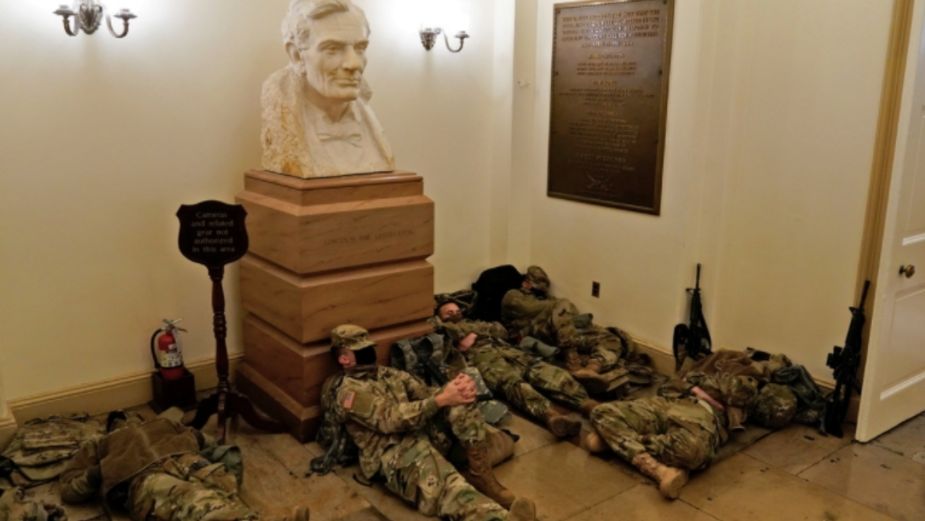 Miembros de la Guardia Nacional de Estados Unidos son captados durmiendo en el suelo del Capitolio