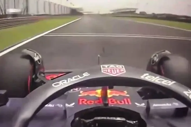 Checo Pérez atropella un pájaro y hace cruel broma a su ingeniero