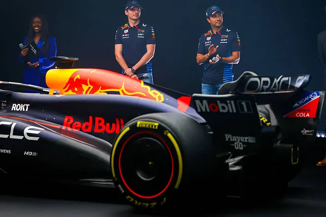 Red Bull «regala» un RB20 a Verstappen y Checo Pérez para que lo destruyan