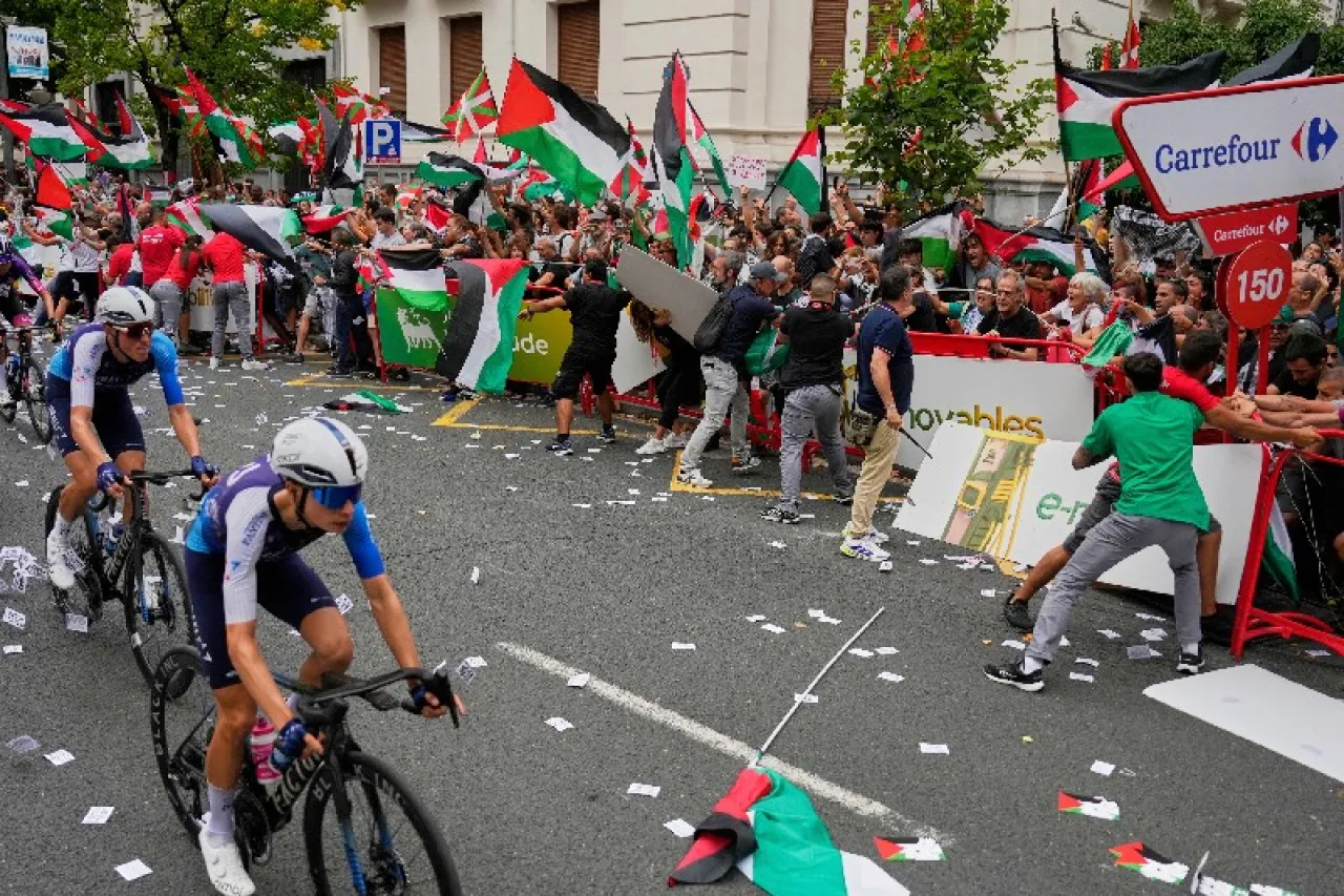 Ciclismo: Ministro pide expulsar a equipo israelí de La Vuelta tras protesta